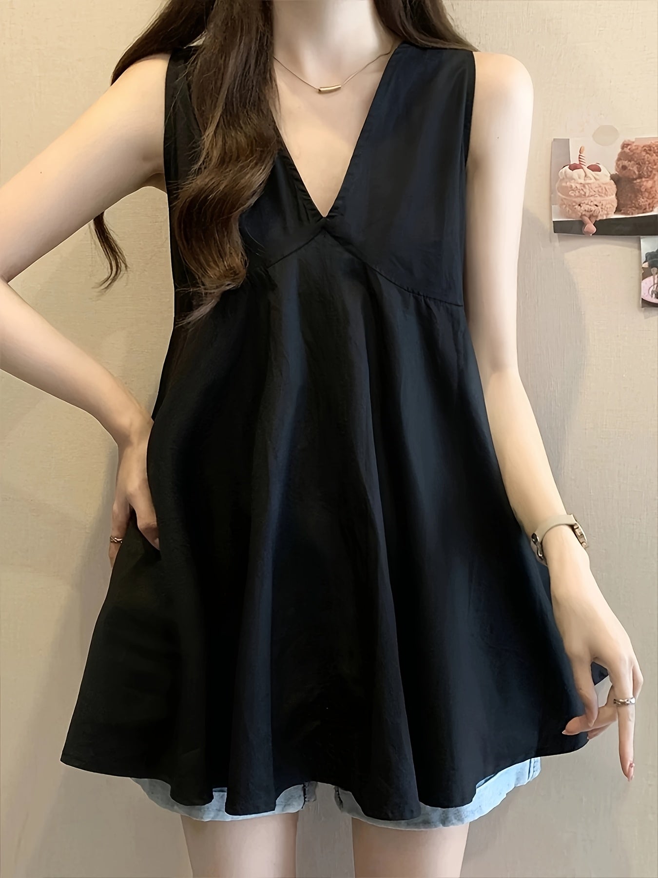 Black V-Neck Sleeveless Top for Women, New Summer Style 2025, Loose-Fitting And Youthful, Flattering French Doll Shirt, Casual And Simple for Outdoor Wear.