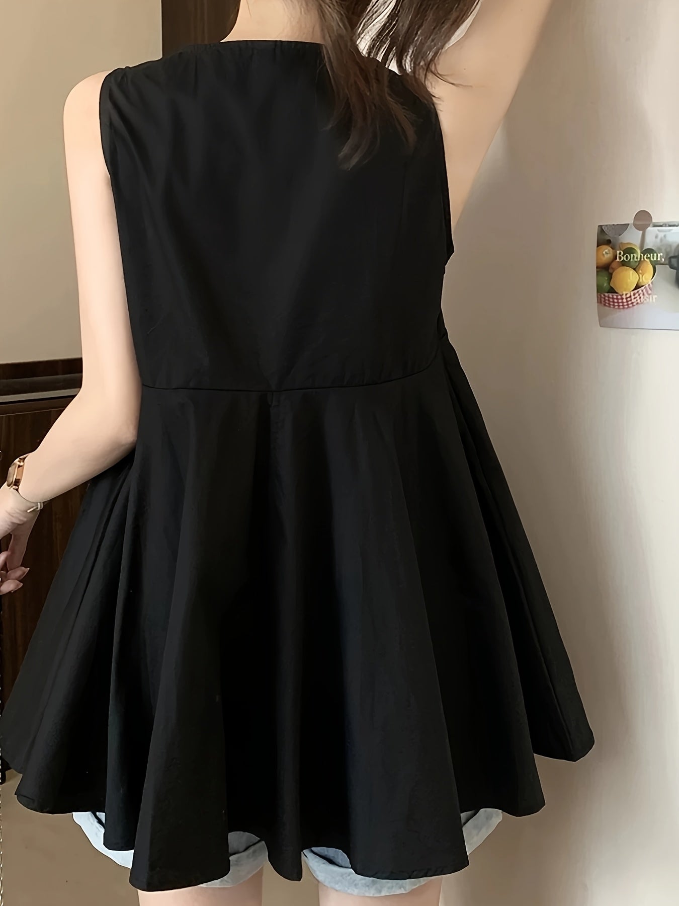 Black V-Neck Sleeveless Top for Women, New Summer Style 2025, Loose-Fitting And Youthful, Flattering French Doll Shirt, Casual And Simple for Outdoor Wear.