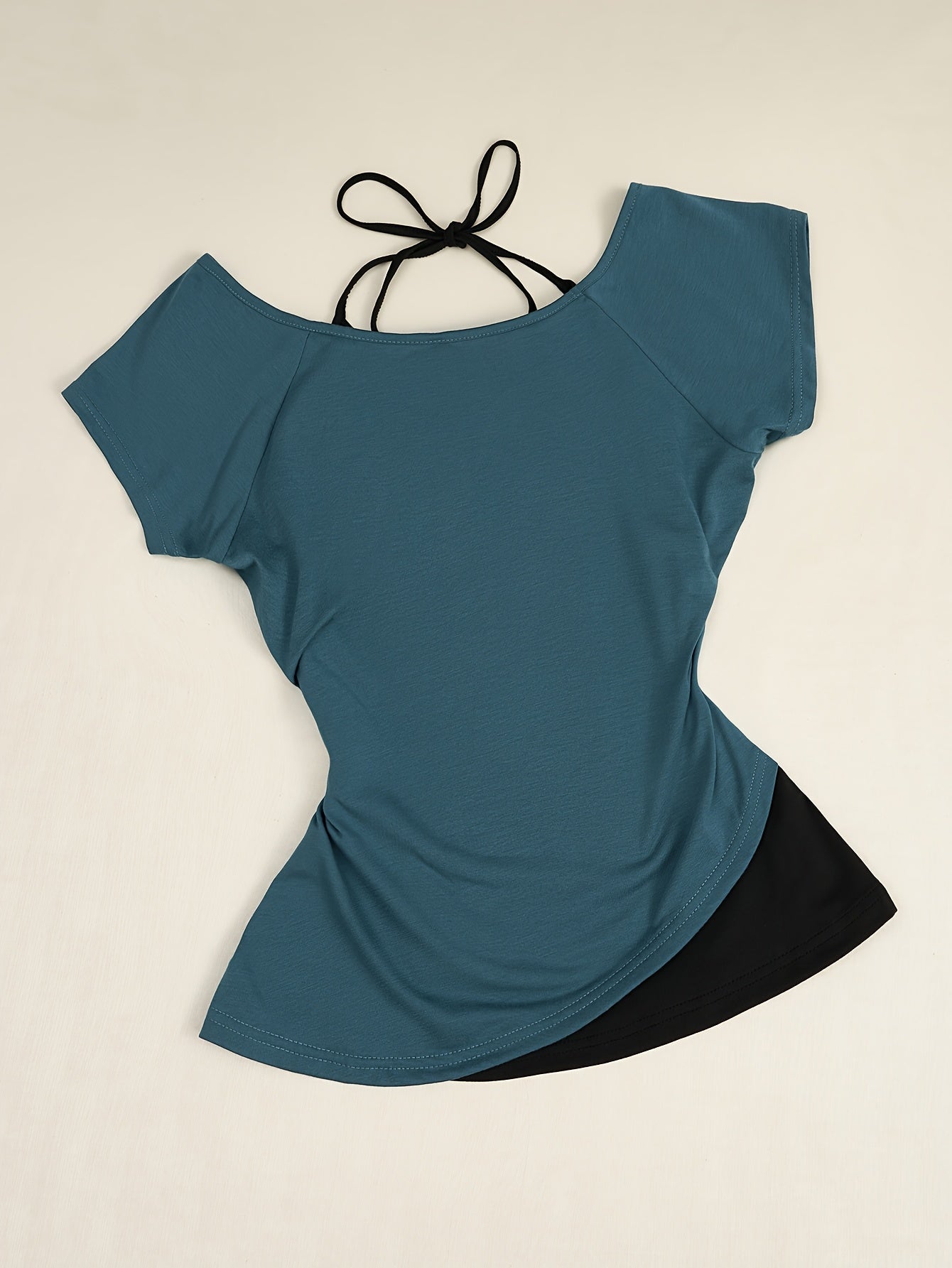 Y2K Spicy Off-Shoulder Top: Eye-catching off-shoulder design with Y2K elements and chic necklace detail. The print pairs perfectly with denim for a retro streetwear look, ideal for creating a trendy style
