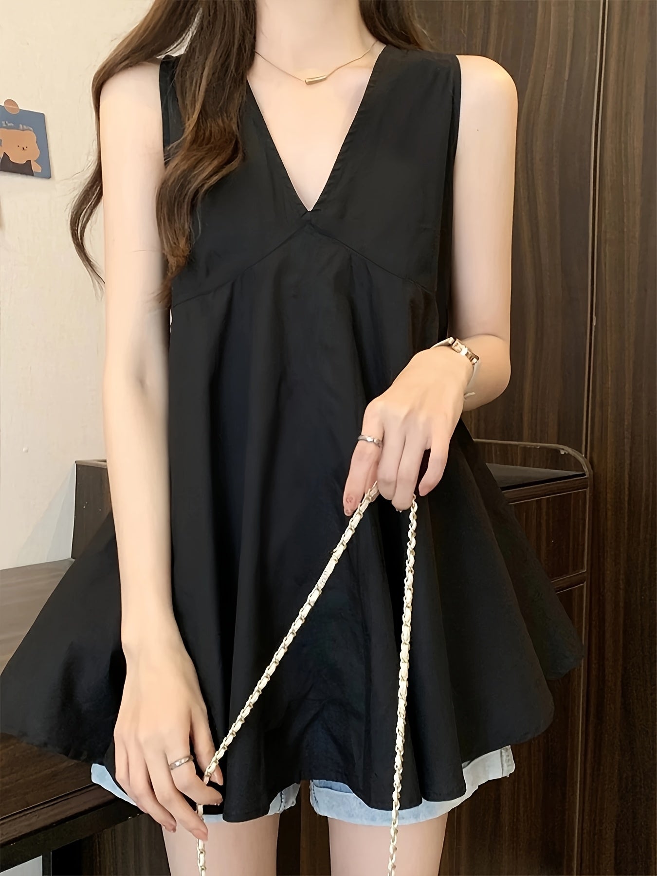 Black V-Neck Sleeveless Top for Women, New Summer Style 2025, Loose-Fitting And Youthful, Flattering French Doll Shirt, Casual And Simple for Outdoor Wear.